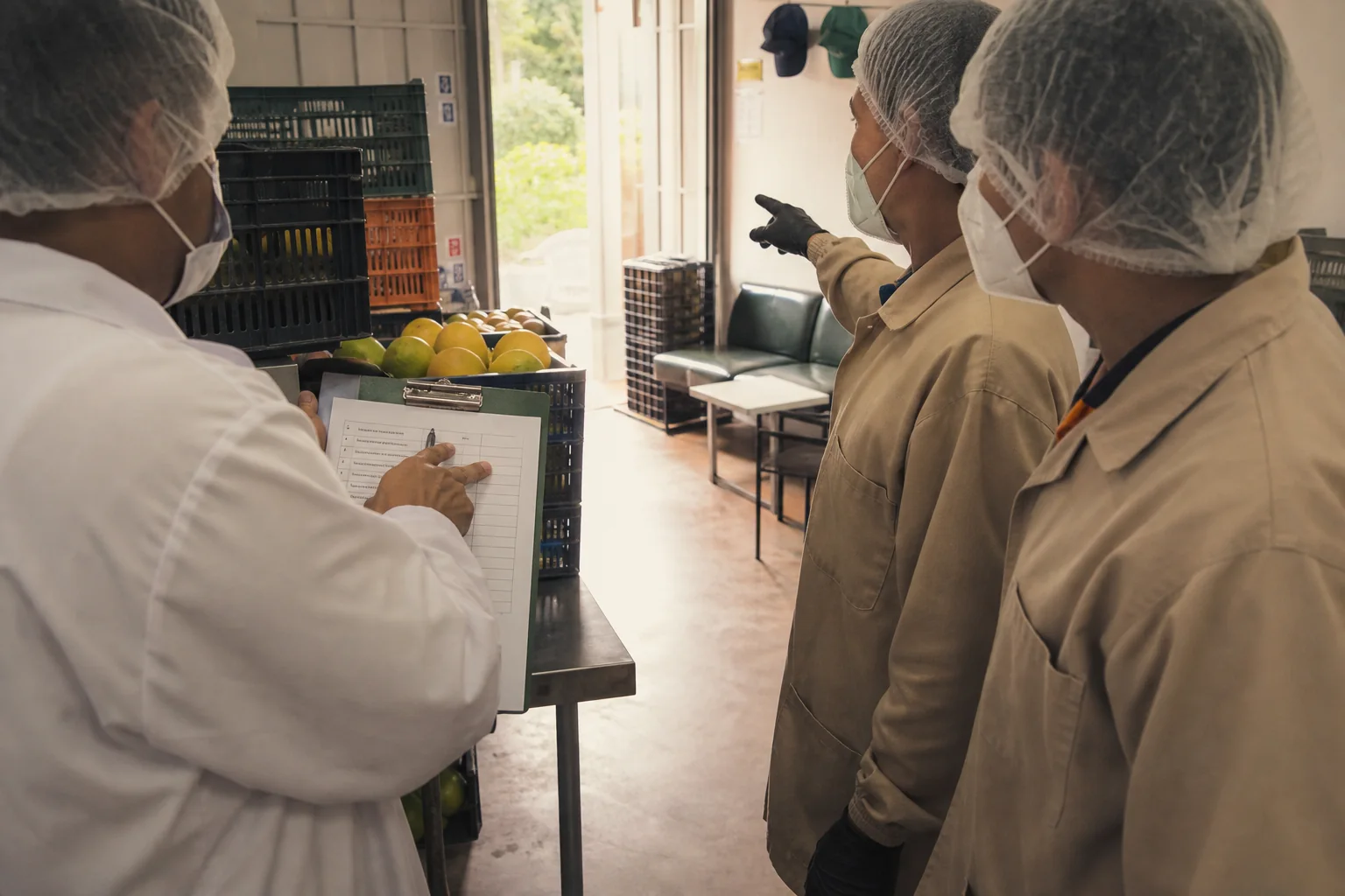 Equipo verifica buenas prácticas de cuidado humano en una planta agroindustrial