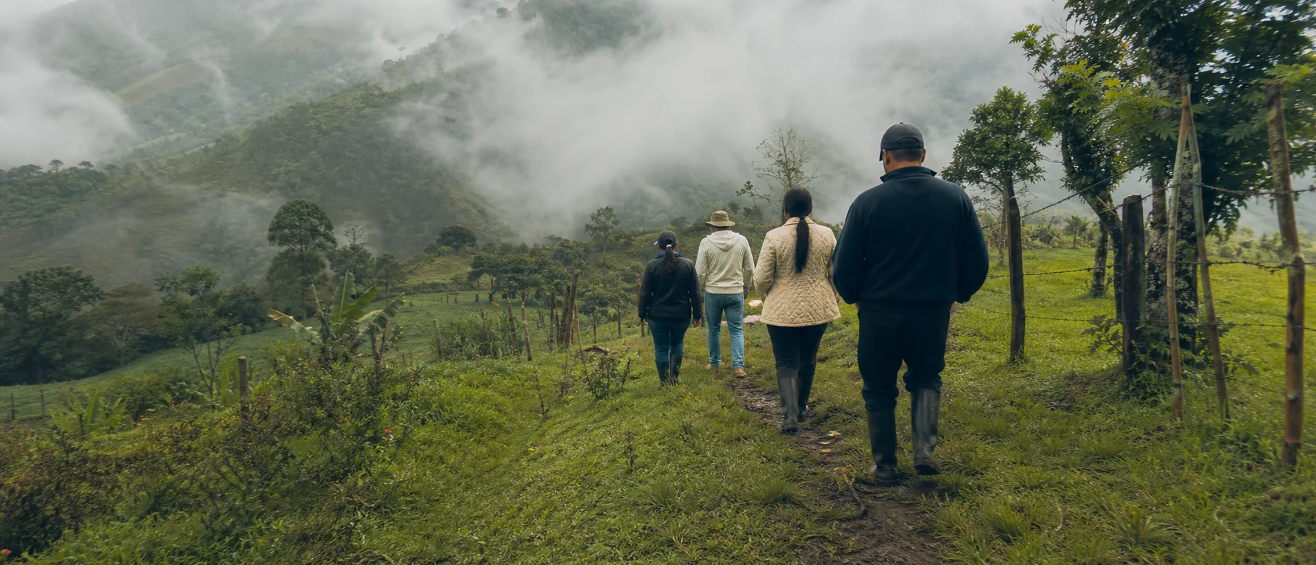 Equipo rural recorre una finca de montaña entre neblina en Antioquia