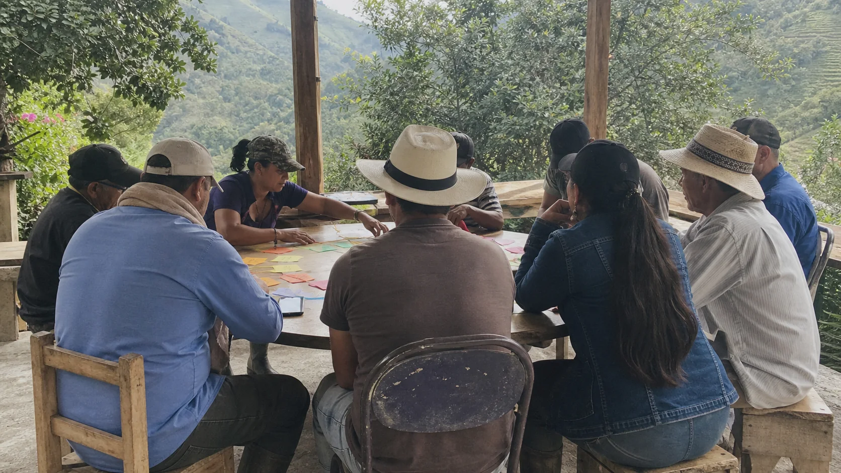Comunidad rural participa en un taller colaborativo en una vereda de Antioquia